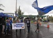 Una fuerte lluvia en Quito ha demorado el inicio del partido.