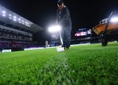 Se está alistando la cancha para que esté en óptima forma para el inicio del partido.