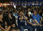 Cientos de aficionados de Emelec se concentraron en Plaza Guayarte, al norte de la urbe, para vivir momentos de tensión por el partido que terminó con una derrota.