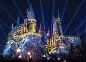Fotografía promocional cedida por Universal Studios donde se muestra una ilustración del castillo de Hogwarts de Harry Potter iluminado con luces de navidad como parte del programa "Christmas in the Wizarding World Of Harry Potter" del parque temático Universal Studios Hollywood en Los Ángeles, California (Estados Unidos).