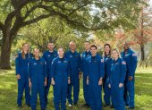 Fotografía cedida hoy por la NASA donde aparecen los diez candidatos a astronauta (i-d) Nichole Ayers, Christopher Williams, Luke Delaney, Jessica Wittner, Anil Menon, Marcos Berríos, Jack Hathaway, Christina Birch, Deniz Burnham y Andre Douglas.