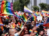 Fotografía de archivo de miles de personas mientras participan en la Marcha del Orgullo en apoyo a la comunidad LGTBI del país, por las calles de Santiago (Chile).