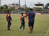 Iker Rodríguez (c) sigue las instrucciones de su entrenador en Milagro.