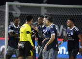Los jugadores de Emelec reclaman al juez Luis Quiroz durante la final de ida en el estadio Banco Guayaquil.