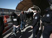 Migrantes centroamericanos fueron devueltos por el Puente Internacional Paso del Norte al reactivarse el programa Quedate en México hoy, en Ciudad Juárez, estado de Chihuahua (México). Los migrantes viven con miedo y tristeza el restablecimiento por parte de Estados Unidos del programa "Quédate en México", que les obliga a esperar en ciudades de la peligrosa frontera norte mexicana mientras las cortes estadounidense resuelven sus solicitudes de asilo. EFE/ Luis Torres