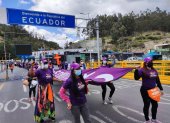 Fotografía cedida por CARE Ecuador de mujeres marchando hoy en el Puente Internacional de Rumichacha, frontera de Ecuador con Colombia.