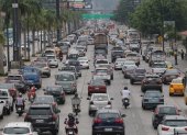 Congestionamiento. Desde temprano, todos los carriles de la Pedro Menéndez Gilbert se llenaron. La fila se extendió por los puentes que unen a Guayaquil con los cantones Samborondón y Durán.
