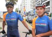 Erick Castaño (i) suma 15 participaciones en la Vuelta a Ecuador.