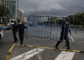 Agentes de tránsito y de control vallaron la zona azul frente a la tribuna en la Av. de los Shyris. 10 de diciembre del 2021.