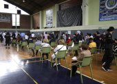 Campaña. Al coliseo de la Universidad Central acudieron decenas de personas para recibir su dosis de vacuna.
