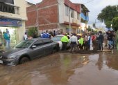 Aluvión. La corriente de agua provocó el desplazamiento de autos.