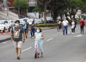 Decenas de familias salieron a caminar por la avenida Isidro Ayora, norte de la ciudad.