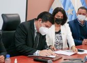 Francisco Morán, rector de la Universidad de Guayaquil, firmó el convenio que durará cinco años.