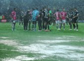 La cancha, a causa de la lluvia, no prestó las condiciones para desarrollar un partido de forma normal.