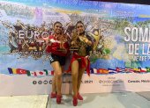 Las deportistas guayasenses exhibiendo las medallas de bronce.