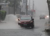 Una intensa y continua lluvia cae sobre Guayaquil este domingo 12 de diciembre de 2021.