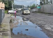 Avenida ubicada en Conocoto, suroriente de Quito, con baches. Los habitantes del lugar reclaman que falta mantenimiento en las vías.
