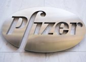 Vista del logo de la farmacéutica Pfizer, en una fotografía de archivo.