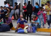 Venezolanos permanecen en la ciudad fronteriza de Tumbes (Perú), en una fotografía de archivo.