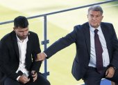 El delantero argentino Sergio "Kun" Agüero (i) junto al presidente del FC Barcelona, Joan Laporta (d), durante la rueda de prensa en la que ha anunciado este miércoles, a los 33 años de edad, su retirada del fútbol profesional.