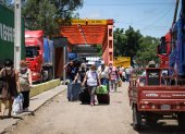 Viajeros ingresan a Paraguay luego de cruzar desde Argentina por el Puente Internacional San Ignacio de Loyola, hoy, en la ciudad fronteriza José Falcón (Paraguay). La apertura del principal paso fronterizo en las localidades de Clorinda (Argentina) y Puerto Falcón (Paraguay) representa una luz de esperanza para los comerciantes, transportistas, operadores turísticos, cambistas y los conocidos "maleteros" tras casi dos años de cierre por la covid-19. EFE/ Nathalia Aguilar