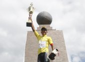 El ciclista Steven Haro y su celebración tras recibir el trofeo de campeón de la Vuelta al Ecuador.