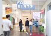 Dos visitantes recorren la exposición "Foodprints" en el Museo Técnico de Viena (Austria)