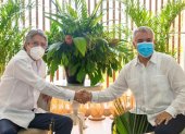 El presidente de Ecuador, Guillermo Lasso, (i) saluda al presidente de Colombia, Iván Duque (d), en la apertura del Encuentro Presidencial "X Gabinete Binacional Colombia - Ecuador", hoy en Cartagena de Indias (Colombia). EFE/ Ricardo Maldonado