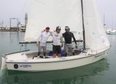 Jonathan Martinetti (i), junto a John Birkett y Francisco Almeida, integrantes de la embarcación tricolor ganadora del Sudamericano de Lighting disputado en Salinas.