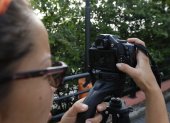 CÁMARA DE FOTOS. Fotos y experiencias, son las cosas que se suman en el avistamiento. Ivette Solís es apasionada de esta actividad. Ella pertenece al grupo de observadores ‘Guayaquil urban birders’ que tiene unos 200 miembros.
MUJER FOTÓGRAFA CON SU CÁMARA FOTOGRÁFICA PARA CAPTAR IMÁGENES DE AVES EN EL MALECÓN.
Avistamiento de aves en Malecón del Salado / EL 22 DE enero DEL 2016 / Agencia (ag-expreso).