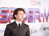 El actor británico Tom Holland posa en la alfombra roja del estreno de "Spider-Man: No Way Home", en Los Ángeles, California (EE.UU.), este 13 de diciembre de 2021.