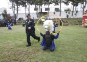 Show. Las acrobacias de los canes policías arrancaron risas a los niños.