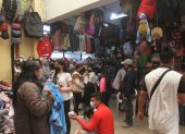 Ciudadanía se aglomera para realizar compras navideñas en locales comerciales del centro de la ciudad.