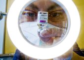Un sanitario prepara una vacuna de Astrazeneca.