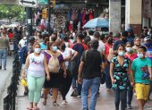 Bahía de Guayaquil. No se cumple con el distanciamiento social y el aforo en varios locales comerciales.