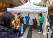 Varias personas esperan para someterse a una PCR en un centro móvil en París.