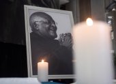 Velas encendidas han sido colocadas delante de una fotografía del difunto arzobispo emérito Desmond Tutu en el centro civil de Ciudad del Cabo, Sudáfrica.