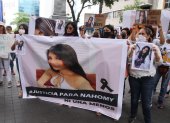 Un plantón para pedir justicia por Naomi Arsentales, fuera de la Fiscalía se realizó hace pocos minutos en Guayaquil.