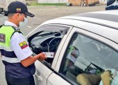 Controles. Los agentes de tránsito revisaron la documentación de vehículos particulares y de transporte masivo de personas.