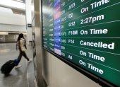 Registro este sábado de un tablero con el reporte de varios vuelos cancelados en el Aeropuerto Internacional de San Francisco (California, EE.UU.).