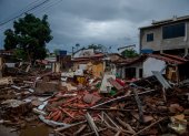 Fotografía de casas destruidas por inundaciones provocadas por lluvias hoy, en la ciudad de Itambé, en el estado de Bahía.