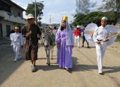 San José y María caminan junto a los ángeles por las calles de Sitio Nuevo.