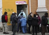 Largas filas se forman en este país andino, donde es obligatoria la vacunación anticovid