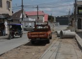 Las obras paralizadas en varias manzanas de El Cóndor se han vuelto un dolor de cabeza para los habitantes. Las calles que son doble vía se han achicado por los huecos y montículos de tierra.