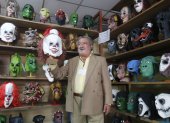 Variedad. Vicente Paredes muestra al payaso It, una de sus ofertas.