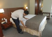 Una persona arregla la cama en un hotel de Guayaquil.