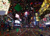 Fotografía de archivo de una vista general de un Times Square vacío después del baile de fin de año en Nueva York, Nueva York, EE. UU., el 1 de enero de 2021.