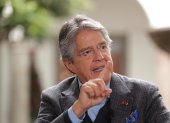 El presidente de la República, Guillermo Lasso, durante una entrevista radial.