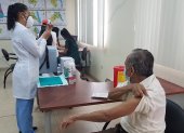 Una persona de la tercera edad acude a colocarse la tercera dosis de la vacuna contra la COVID-19 en el centro de salud de El Cisne 2, en Guayaquil,
