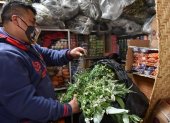 En los mercados de Quito se comercializan atados de hierbas desde los dos dólares.